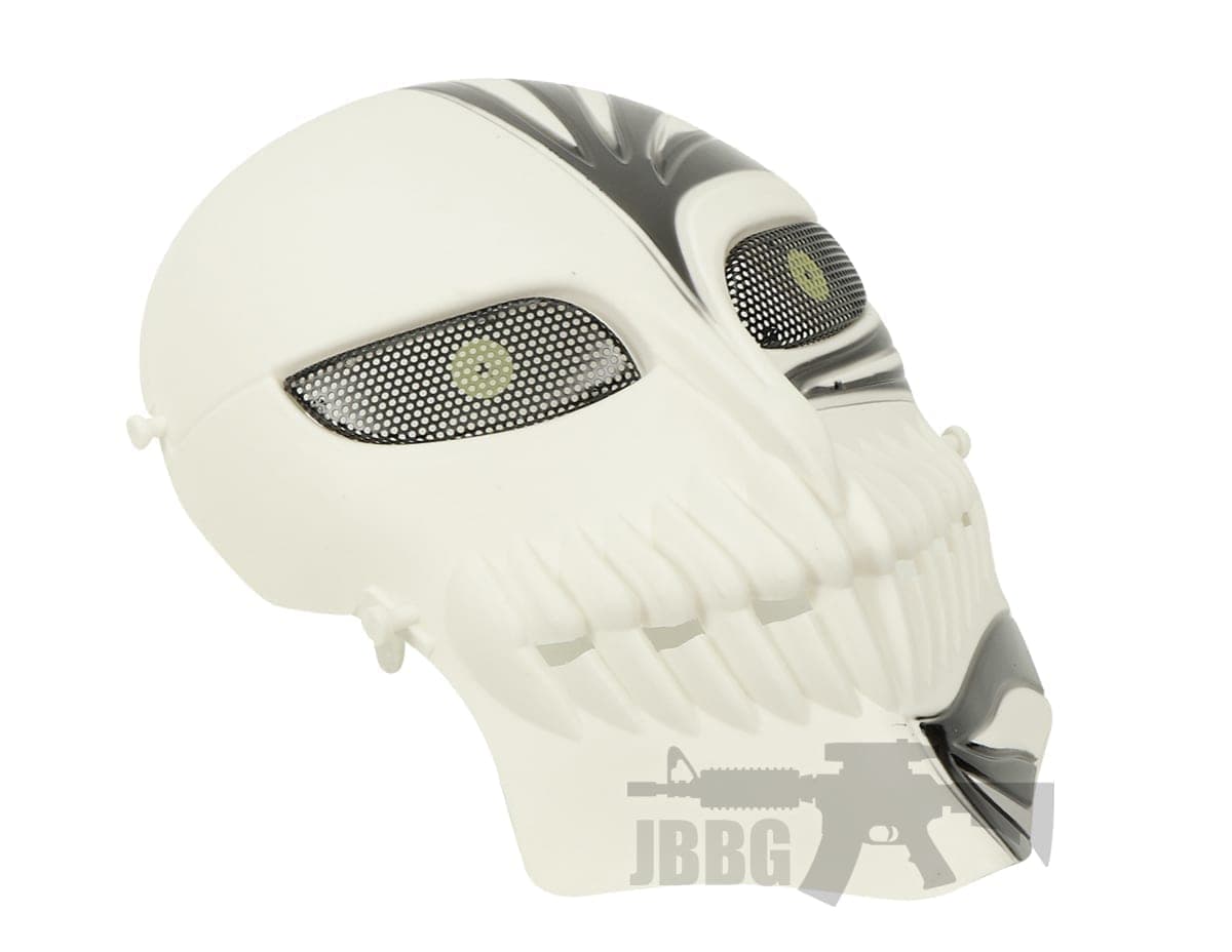 Mask and White — image 3